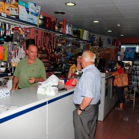 ferreteria con clientes