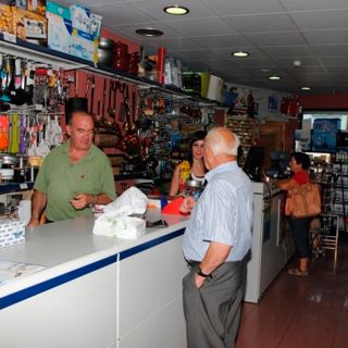 ferreteria con clientes